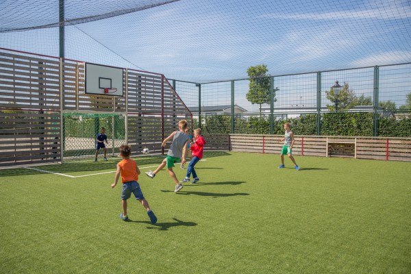 Buiten spelen voetbalkooi.jpg