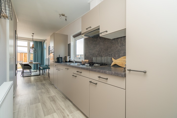 Zeester chalet keuken verkleind.jpg