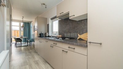 Zeester chalet keuken verkleind.jpg