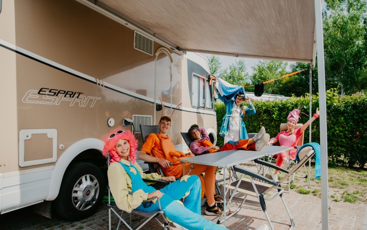 Friends bij camper Julianahoeve 2022.jpg