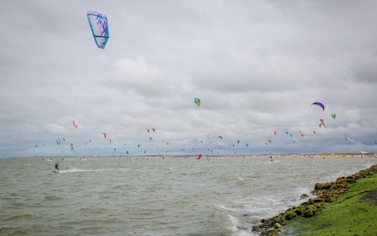 Brouwersdam surfen.jpg
