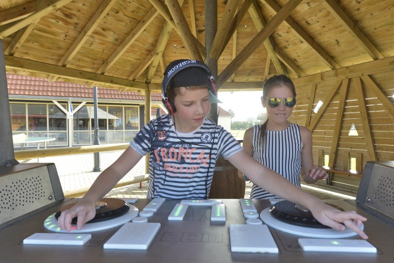 Buiten spelen dj booth.jpg
