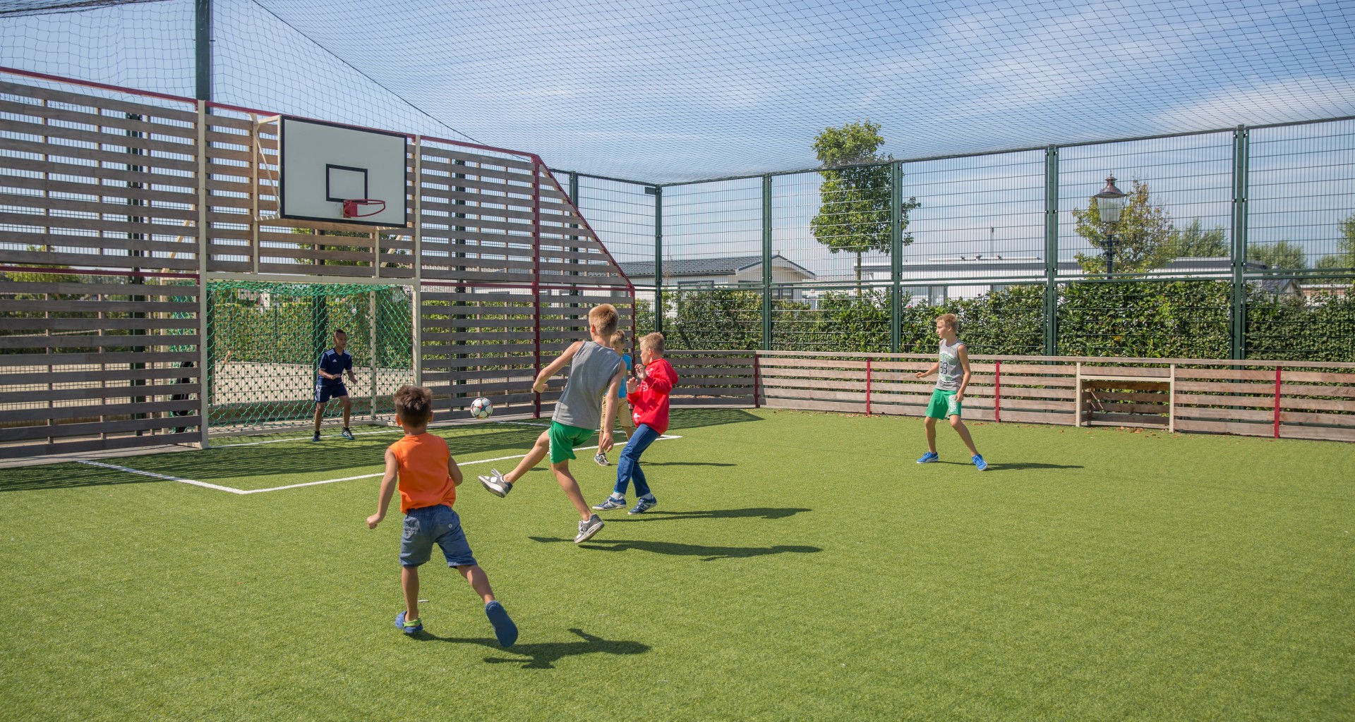 Buiten spelen voetbalkooi.jpg