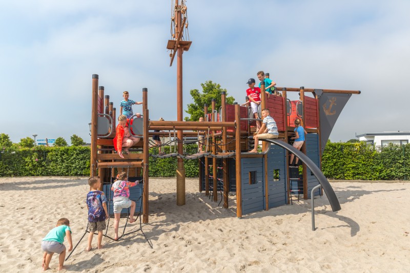Buiten spelen speelboot.jpg