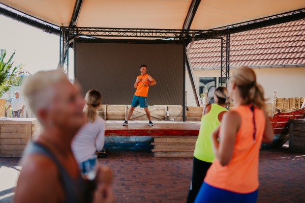 Zumba plein Julianhoeve 2022 (2).jpg