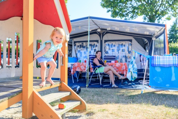 Kampeerplaats in Renesse tijdens de voorzomer