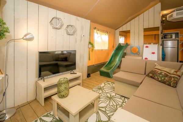 Zanzi_tent_7p._living_4_verkleind.jpg