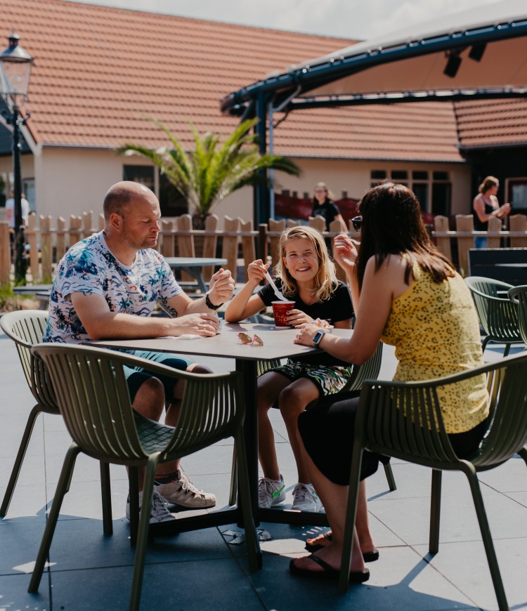 Camping Julianahoeve Terras 5.jpg